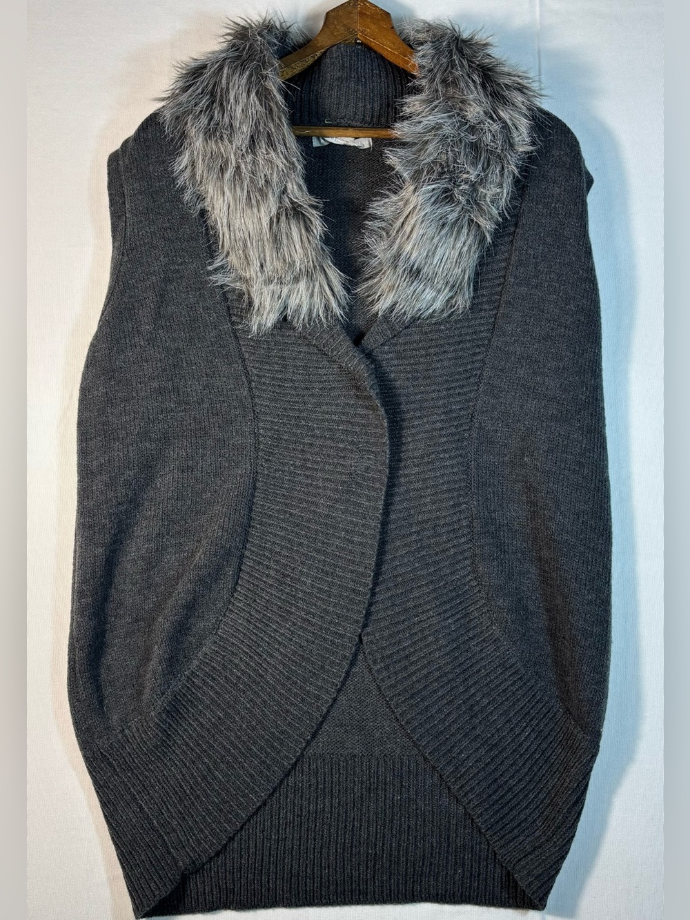 Valerie Stevens Women’s M Charcoal Gray Faux Fur Collar Sleeveless Cardigan